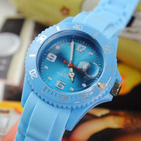 Predám hodinky so silikonovým ramienkom